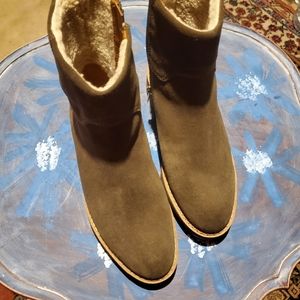 Women suede boots. Army green. Size 6 or 36.heel height 1.6 in. The inner zippe.